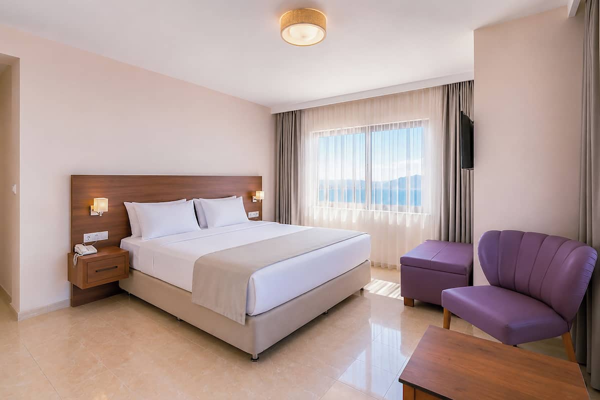 Ropa de cama de alta calidad, artículos del minibar gratis y escritorio 