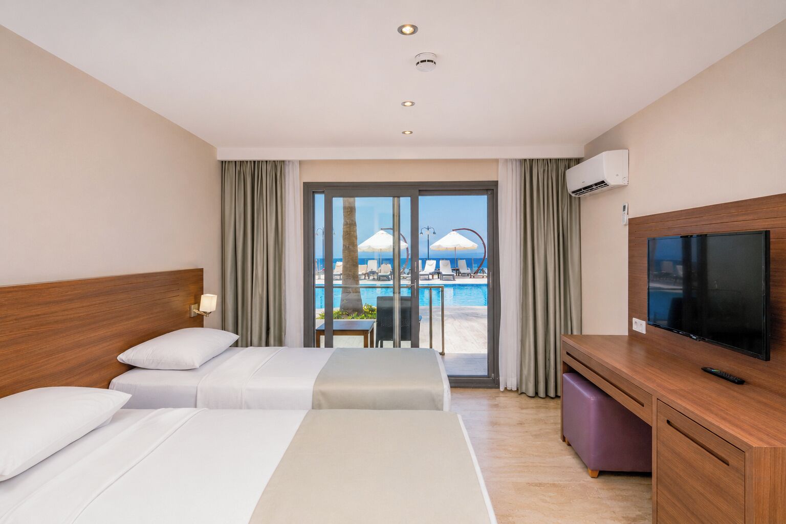 Habitación estándar con 2 camas individuales, balcón, vista al mar | Ropa de cama de alta calidad, artículos del minibar gratis y escritorio 