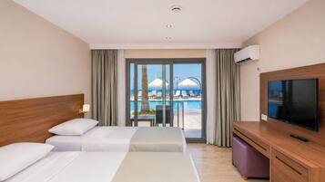 Habitación estándar con 2 camas individuales, balcón, vista al mar | Ropa de cama de alta calidad, artículos del minibar gratis y escritorio