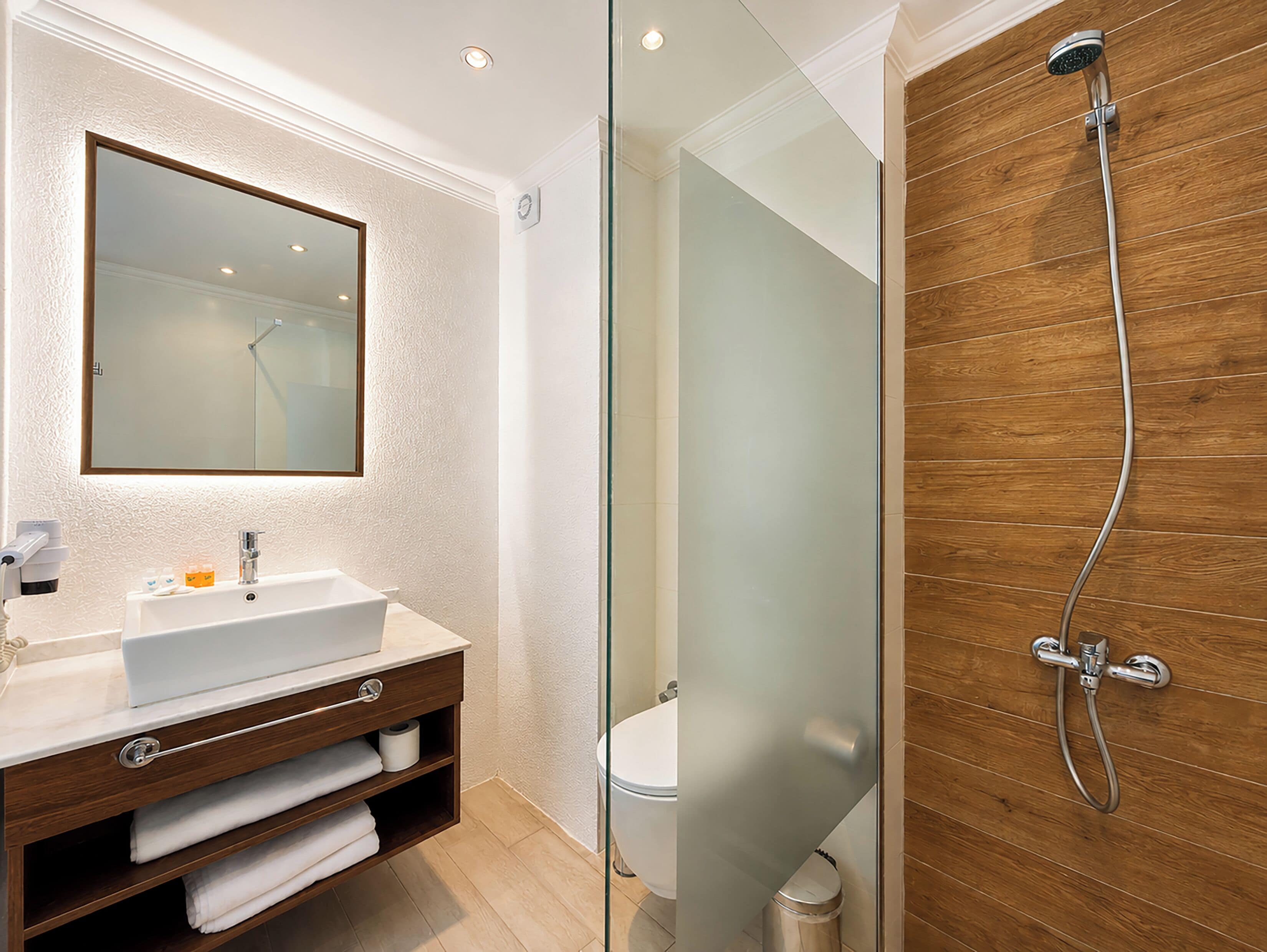Phòng đôi Deluxe, ban công, quang cảnh biển | Phòng tắm | Buồng tắm vòi sen, vòi sen phun mưa, máy sấy tóc, khăn tắm 