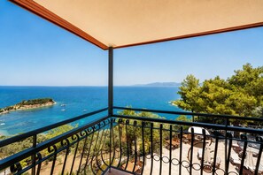 A balcony with a view of the sea, outdoor furniture, and a clear sky. - ALTAMARE HOTEL (Kusadasi)