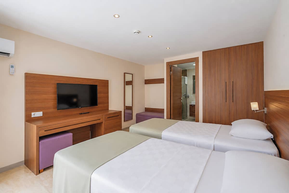 Ropa de cama de alta calidad, artículos del minibar gratis y escritorio 