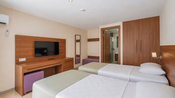 Ropa de cama de alta calidad, artículos del minibar gratis y escritorio