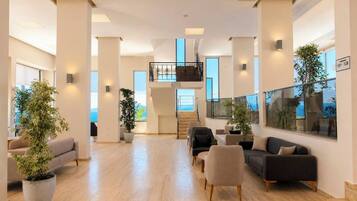 3 bars/lounges