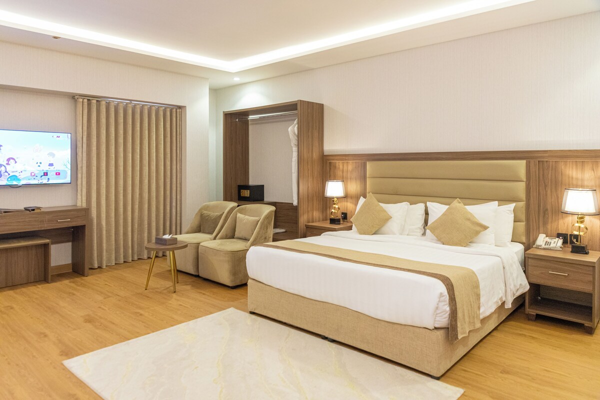Double Room | In-room safe, iron/ironing board (on request), free WiFi, bed sheets