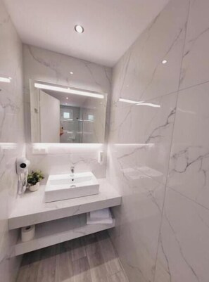 Bathroom - Junior Suite with Balcony & Infinity Pool – Sea Views Steps from the Beach (Sozopoli)