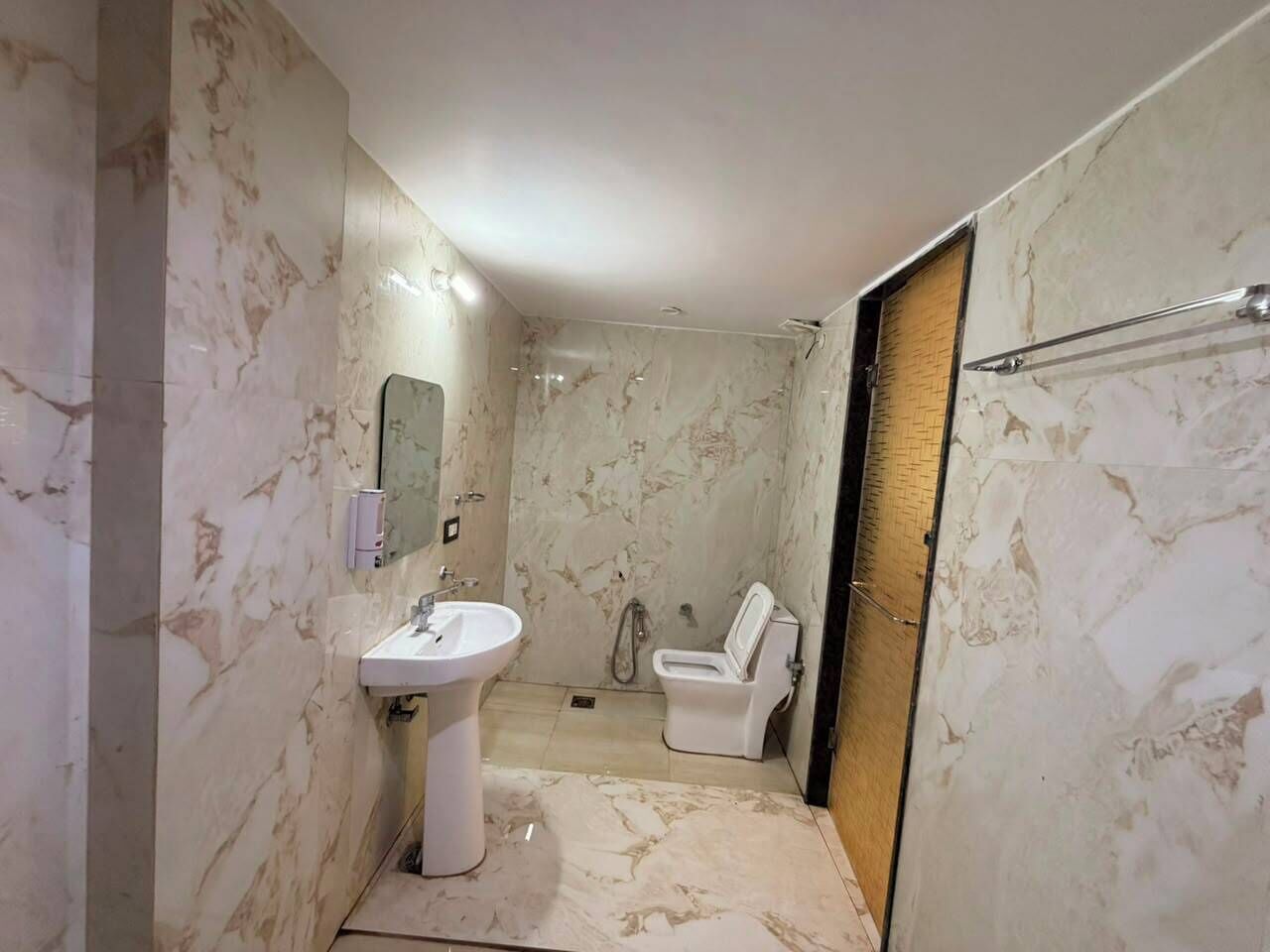 Deluxe Quadruple Room | Bathroom | Shower, towels, soap, shampoo
