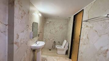Deluxe Quadruple Room | Bathroom | Shower, towels, soap, shampoo