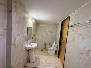 Chambre Quadruple Deluxe | Salle de bain | Douche, serviettes fournies, savon, shampoing