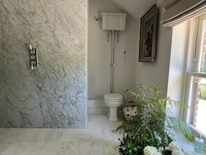 Shower, hair dryer, towels, soap - Magnificent Barn in Surrey recently fully refurbished to very high standard (Ripley)