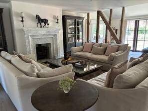 Smart TV - Magnificent Barn in Surrey recently fully refurbished to very high standard (Ripley)