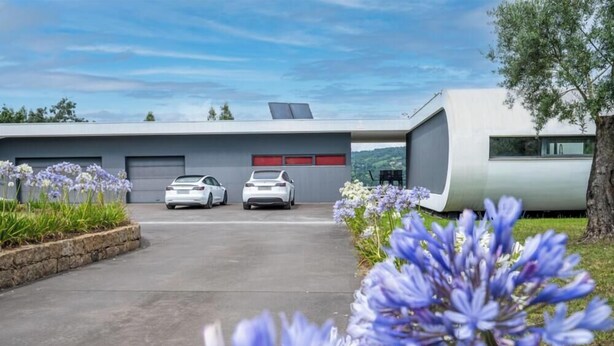 A modern building with two parked cars in front, a garage, and a view of the countryside. - MyStay - Varanda de Basto (Canedo de Basto)