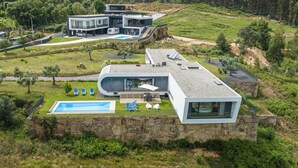 A modern two-story house with a swimming pool, outdoor seating, and a stone retaining wall. - MyStay - Varanda de Basto (Canedo de Basto)