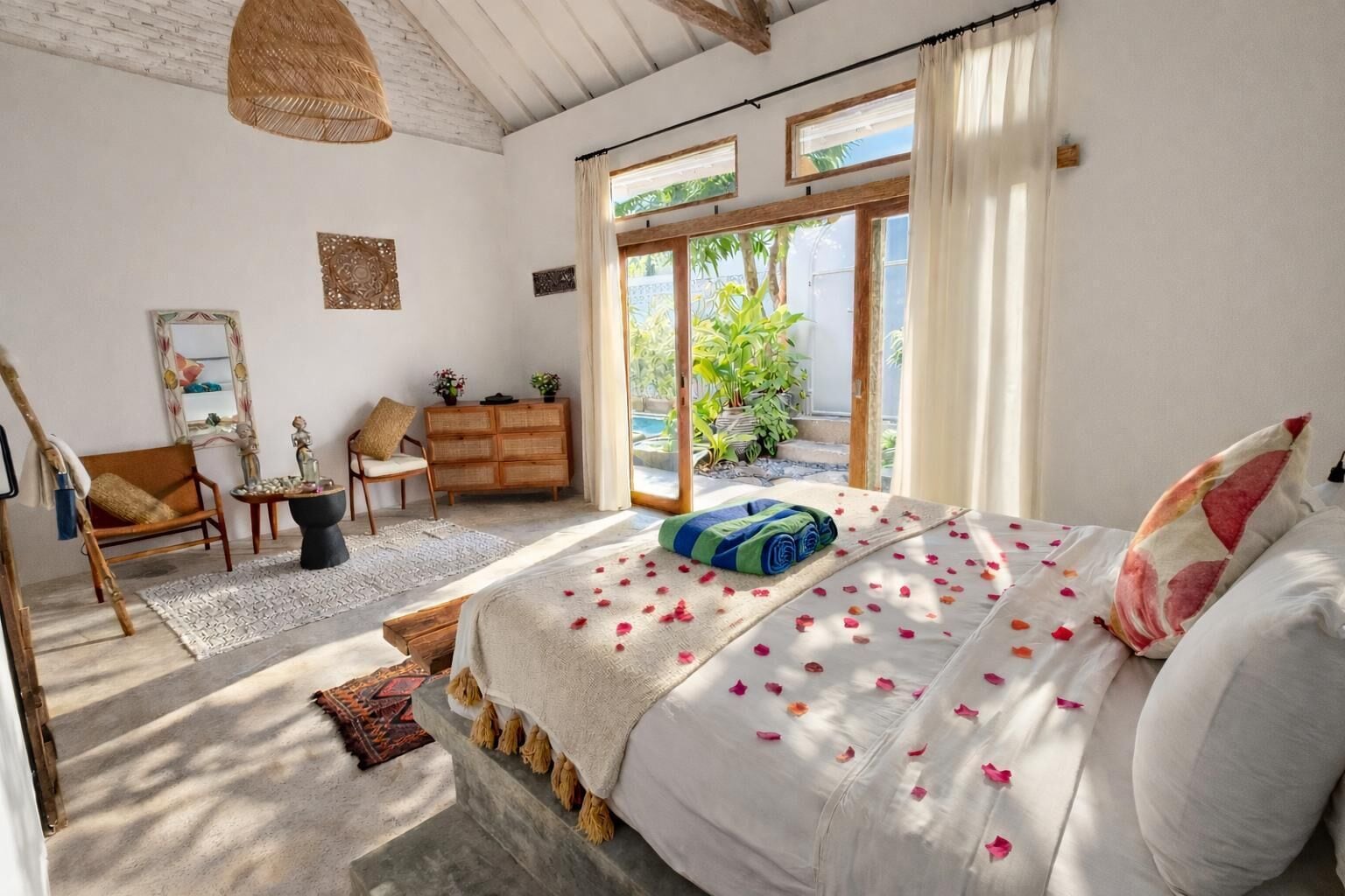 Een slaapkamer met een bed, een stoel, een dressoir en een raam.