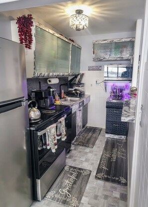 Wasserkocher mit Kaffee-/Teezubehör, Kühlschrank, Mikrowelle, Ofen