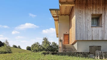 Un bâtiment en bois avec une entrée bien visible et une fenêtre.