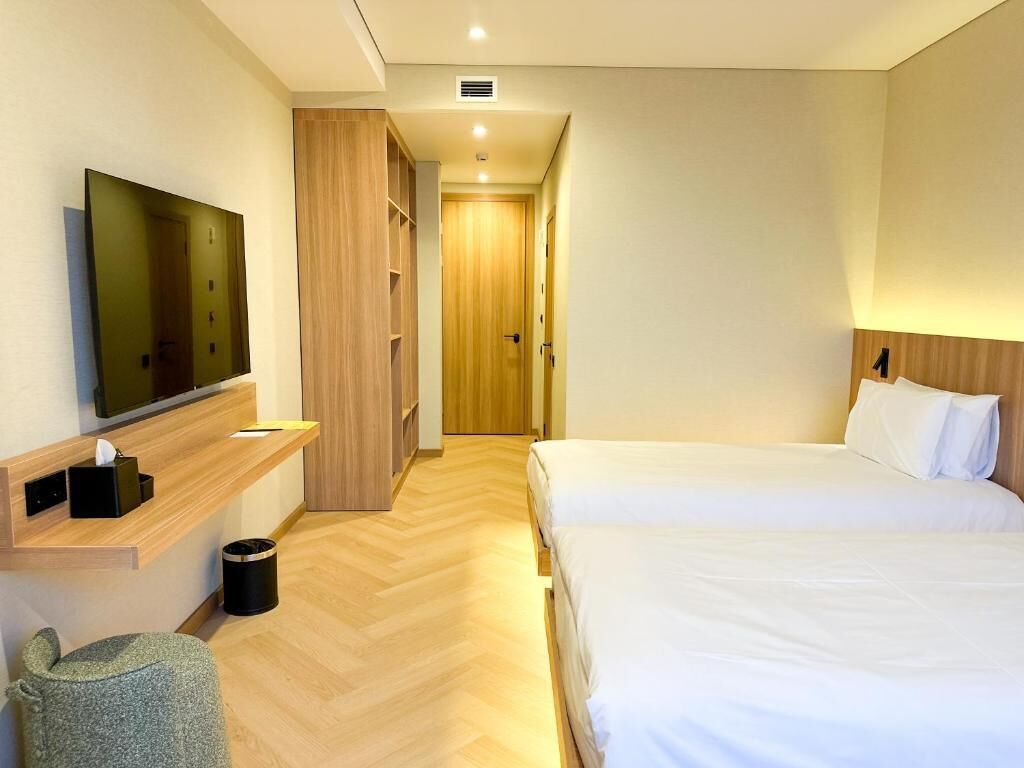 Standard Twin Room, City View | Peti besi dalam bilik, seterika/papan seterika, Wi-fi percuma 