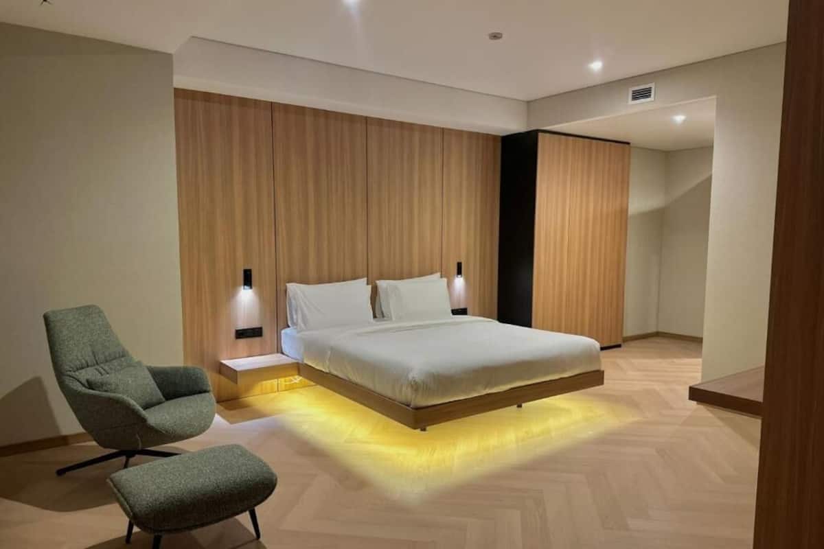 Junior Suite, City View | In-room safe, iron/ironing board, WiFi (free)