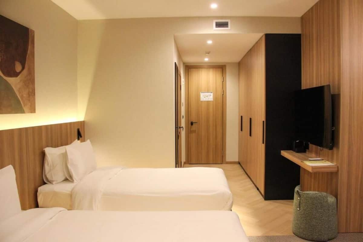 Deluxe Twin Room | In-room safe, iron/ironing board, WiFi (free)