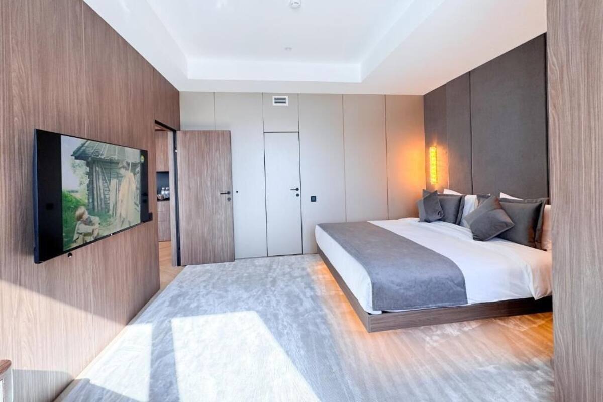 Premium Suite, Mountain View | In-room safe, iron/ironing board, WiFi (free)