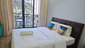 Appartement Classique, vue ville | Bureau, espace de travail pour ordinateur portable