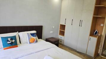 Klassiek appartement, uitzicht op de stad | Een bureau, een laptopwerkplek, een strijkplank/strijkijzer, gratis wifi