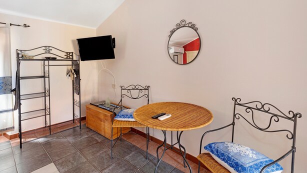 Dining - Romeo & Giulietta Rooms: Double Room (Bosa)