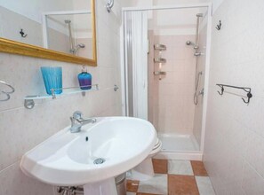 Bathroom - Romeo & Giulietta Rooms: Double Room in Bosa's Historic Center (Bosa)