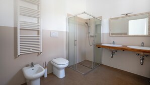 ヘアドライヤー、タオル、石鹸、トイレットペーパー