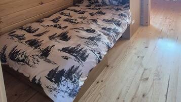2 bedrooms, WiFi (free), bed sheets