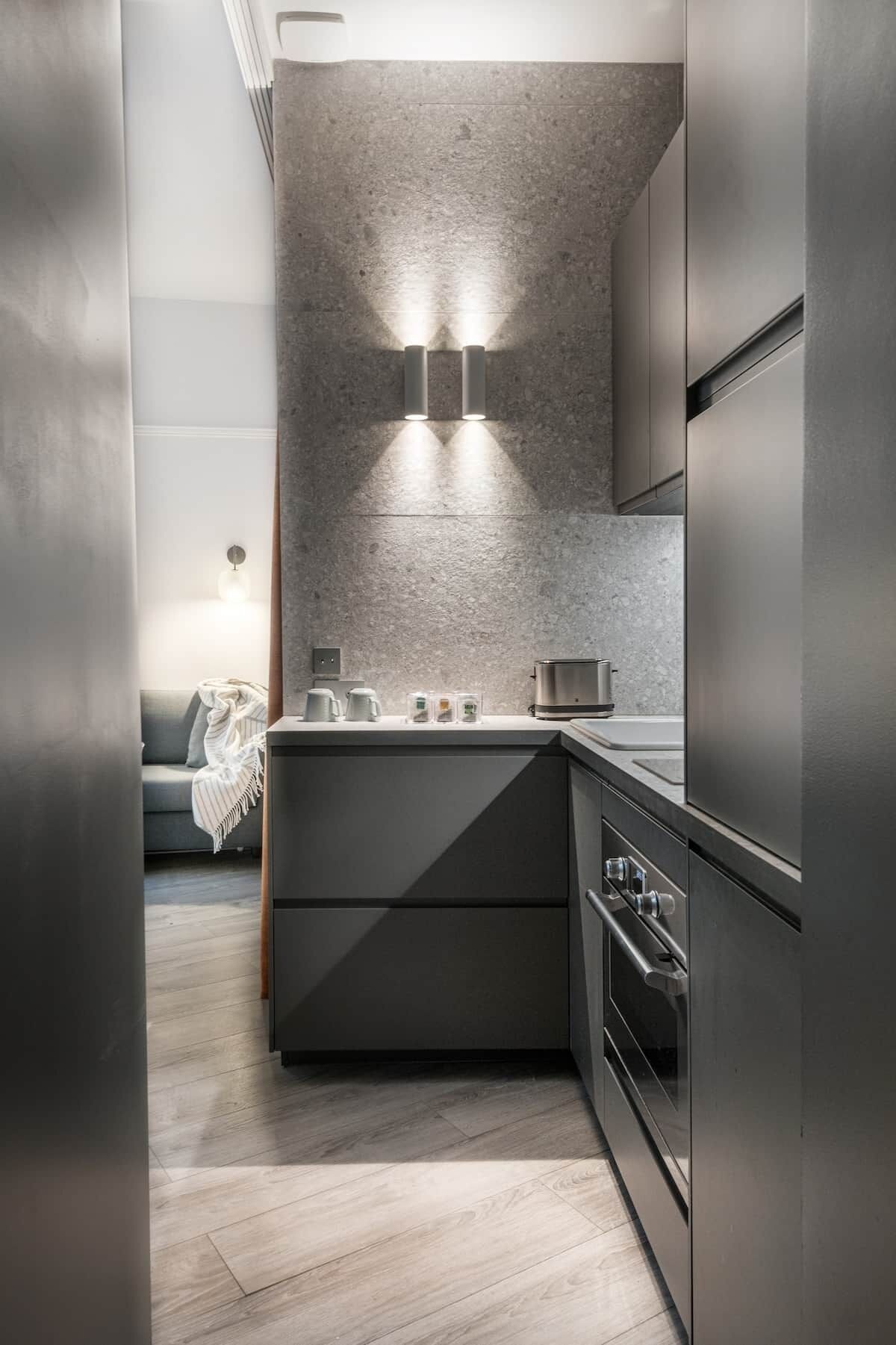 Eine moderne Küche mit eingebauten Geräten, einer Arbeitsplatte und einer strukturierten Spritzschutzwand.