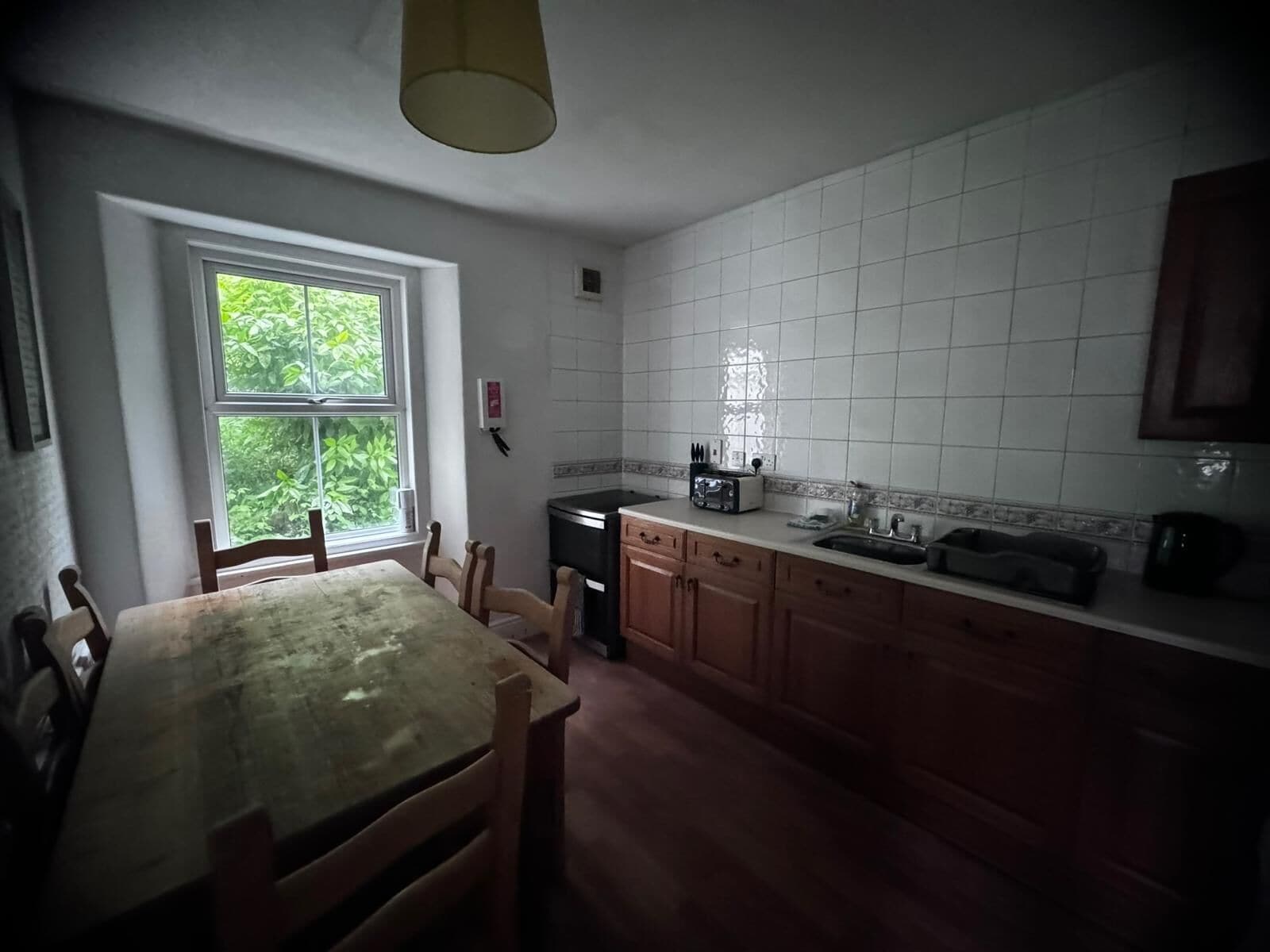 Een koffiezetapparaat/waterkoker, een koelkast met diepvriezer