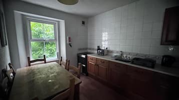 Een koffiezetapparaat/waterkoker, een koelkast met diepvriezer