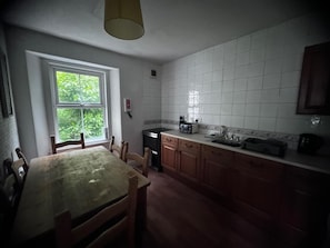 Coffee/tea maker, full-size fridge, microwave, oven