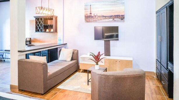 Living area - Shelbees Suites - Executive Suite 101 (Cornelia Ida)