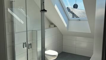 Dusche, Handtücher, Seife, Toilettenpapier