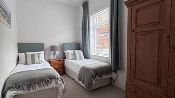 4 bedrooms, iron/ironing board, WiFi, bed sheets