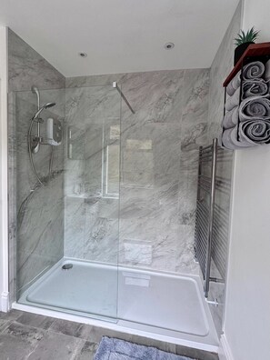 Bathroom - Stunning family friendly Apartment with Balcony & Views (Deganwy)