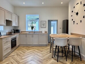 Private kitchen - Stunning family friendly Apartment with Balcony & Views (Deganwy)