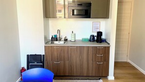 A compact kitchen with a microwave, sink, and coffee maker. - Rooms with a View, Trastevere Home Rental (Roma)