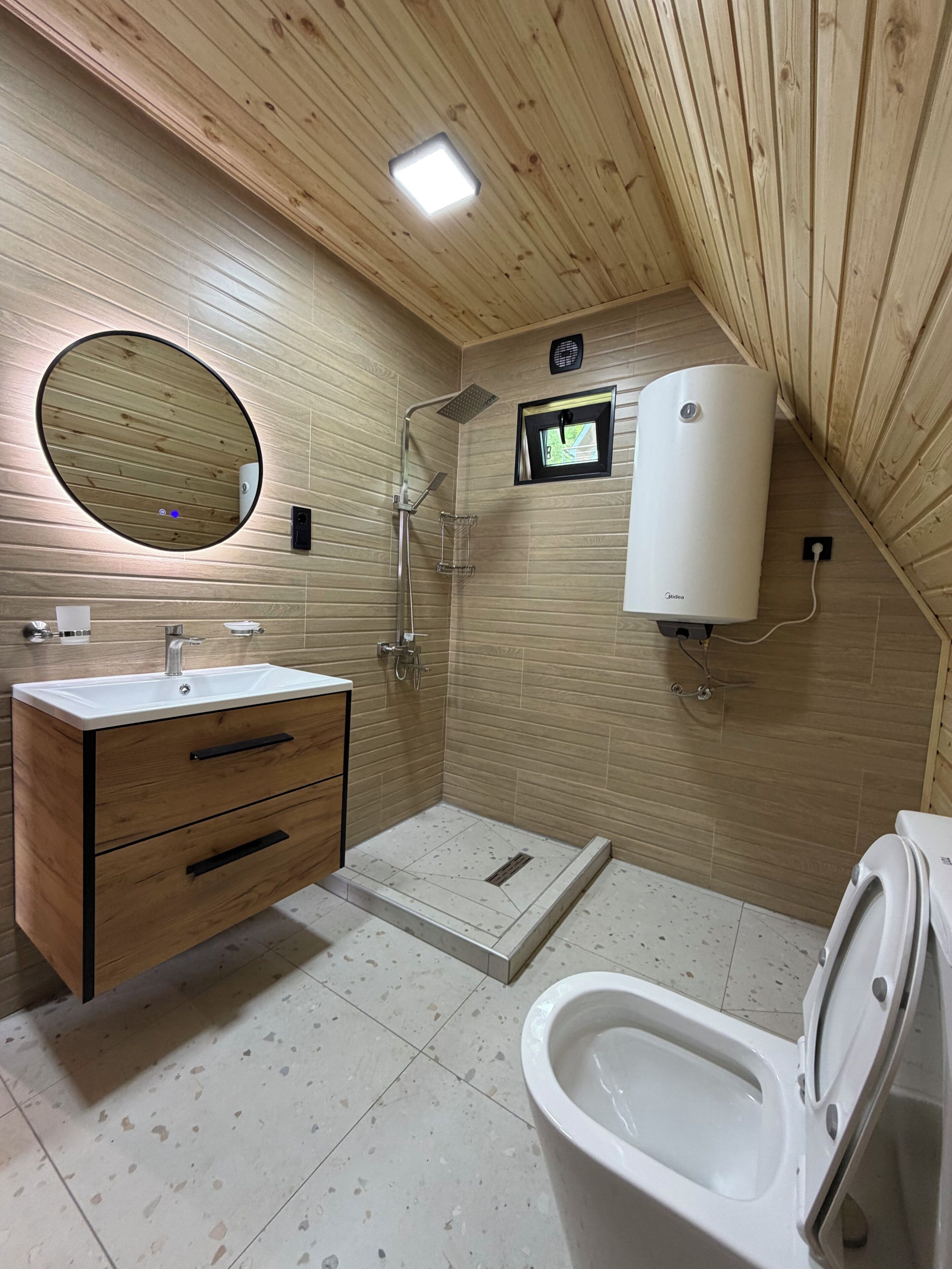 Ferienhaus, Balkon, Bergblick | Badezimmer | Dusche, Haartrockner, Handtücher, Seife