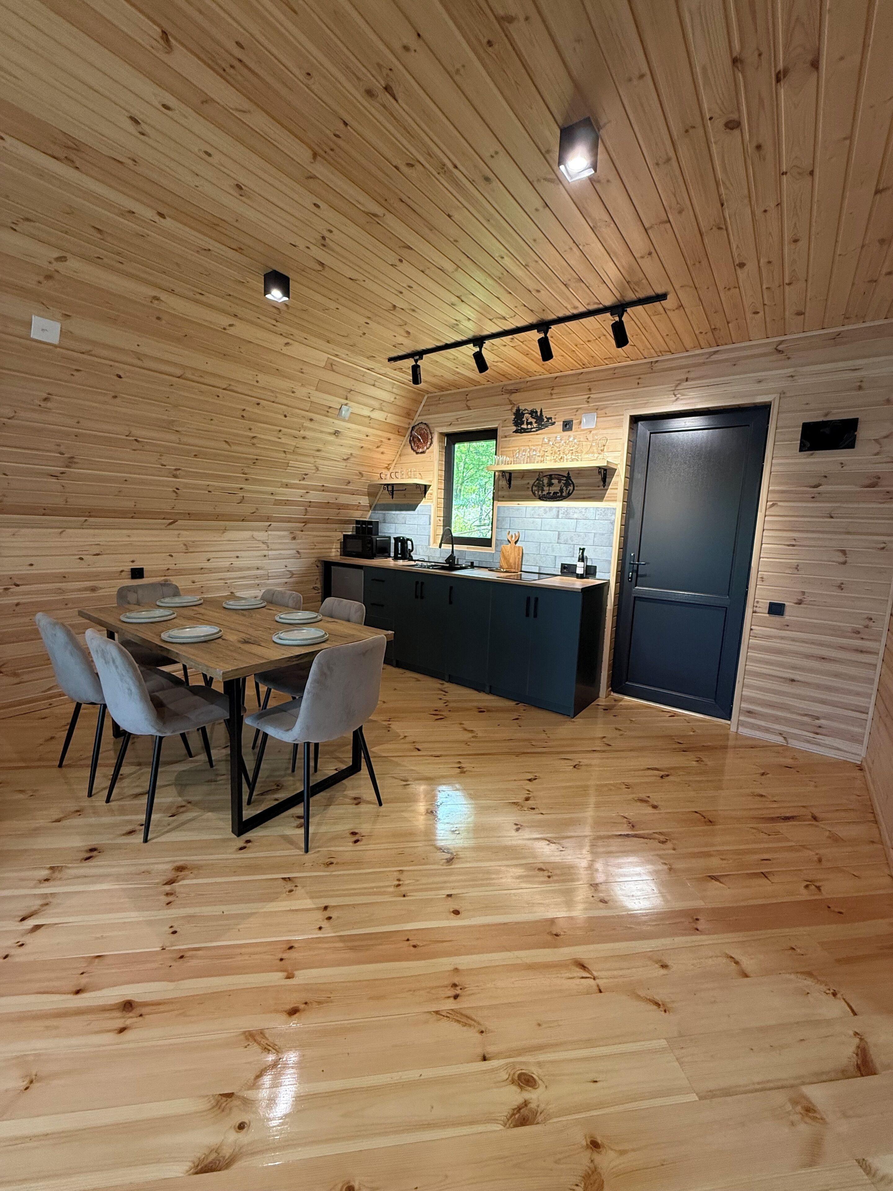 Ferienhaus, Balkon, Bergblick | Eigene Küche | Mini-Kühlschrank, Mikrowelle, Herdplatte