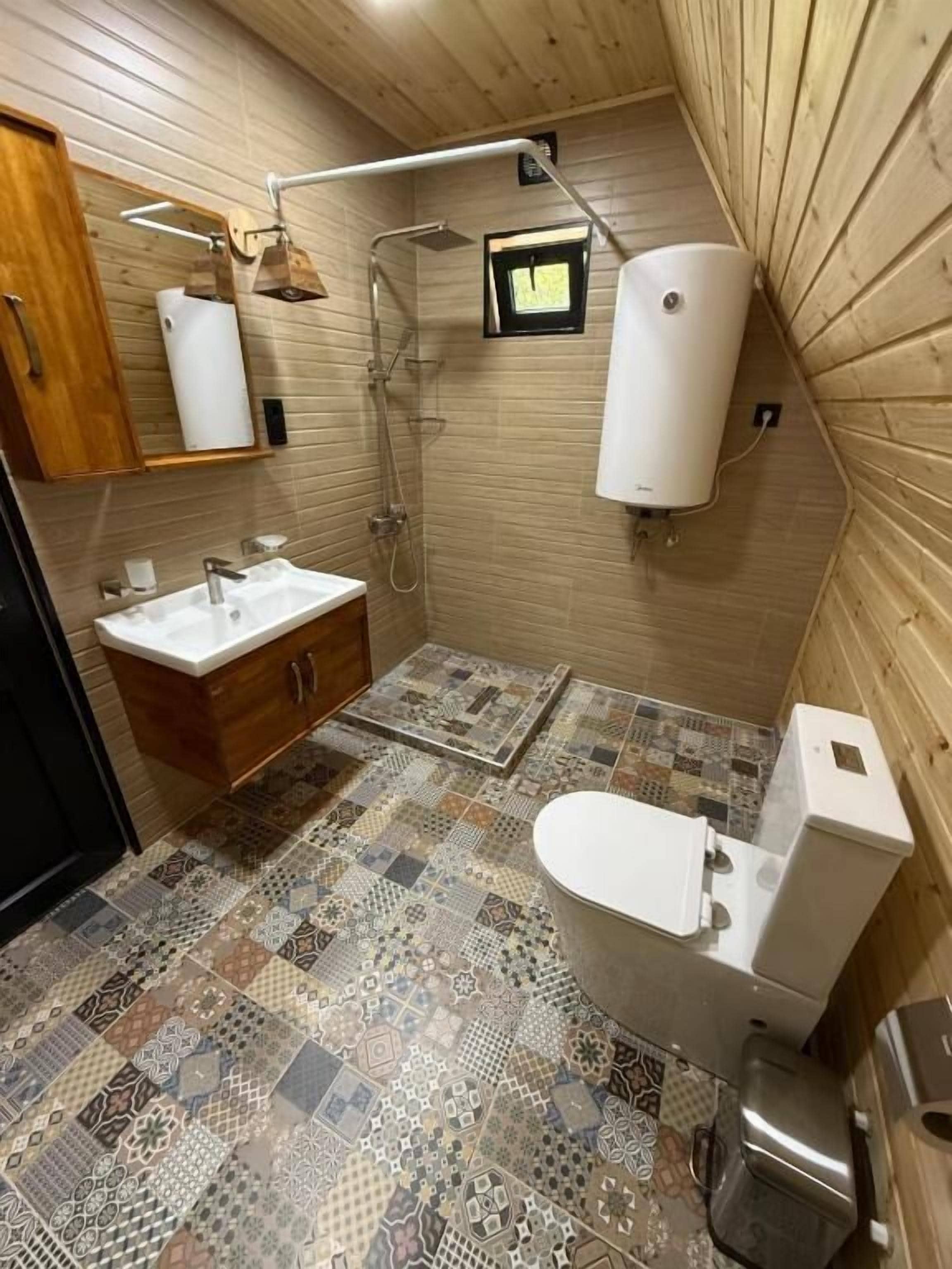 Cottage, uitzicht op bergen | Badkamer | Een douche, een haardroger, handdoeken, zeep