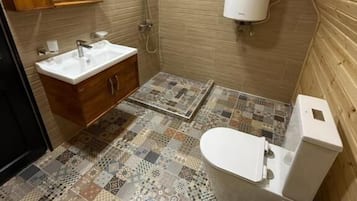 Cottage, uitzicht op bergen | Badkamer | Een douche, een haardroger, handdoeken, zeep