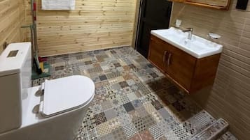 Een douche, een haardroger, handdoeken, zeep