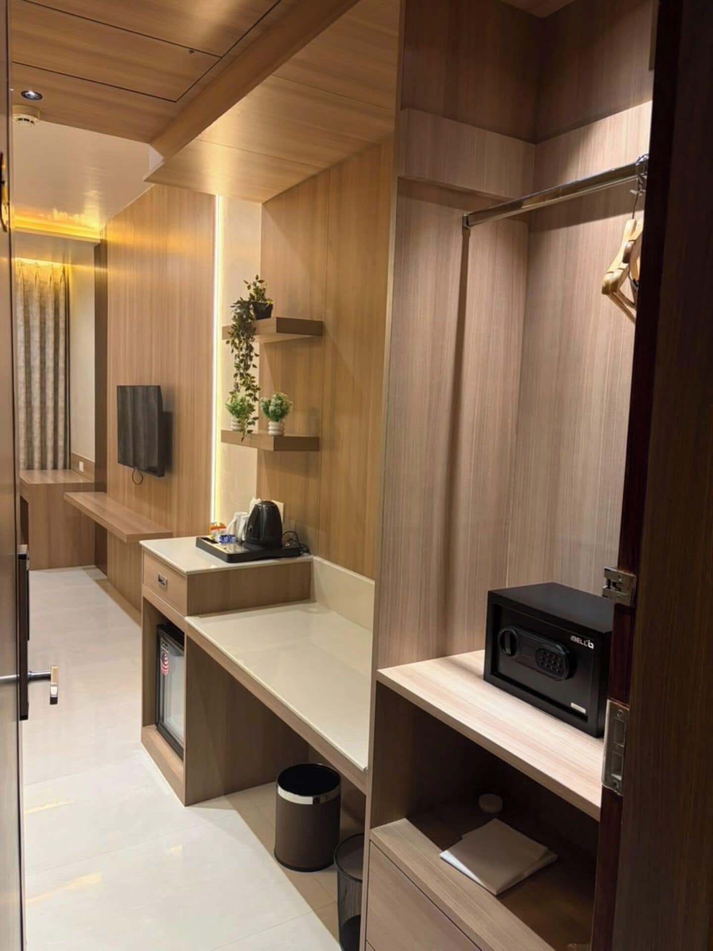Executive Room | Bathroom | Shower, free toiletries, slippers, towels