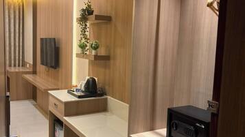 Executive Room | Bathroom | Shower, free toiletries, slippers, towels