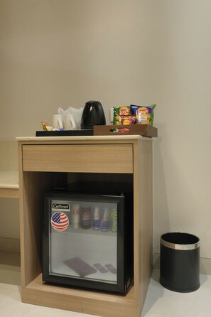 Executive Room | Bathroom | Shower, free toiletries, slippers, towels