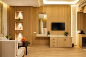 Family Room, Non Smoking | Minibar, in-room safe, desk, laptop workspace