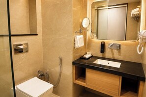 Family Room, Non Smoking | Bathroom | Shower, free toiletries, slippers, towels